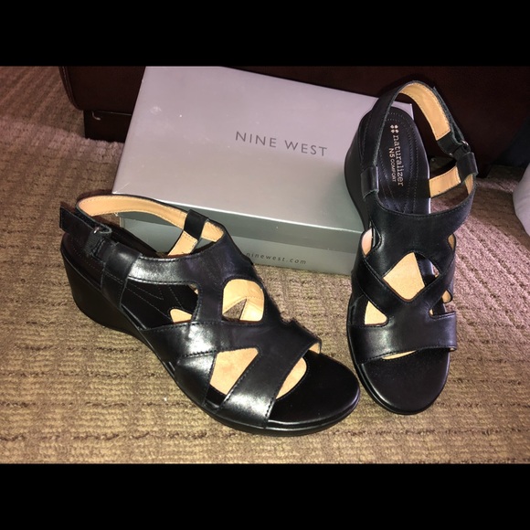 Black short heels - Picture 1 of 6